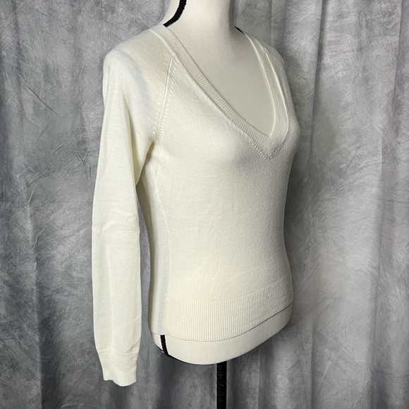 Wet Seal Lightweight Cream V-Neck Women's Sweater - size Medium - Picture 4 of 9